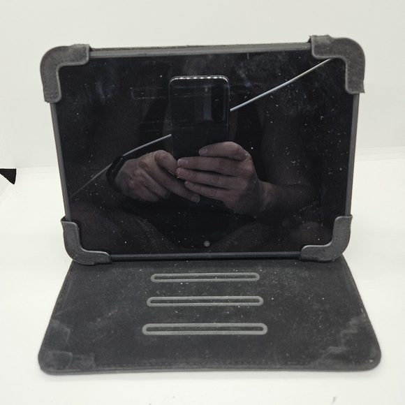 Amazon Kindle Fire HD 7" 32 GB with gray Belkin case - Picture 6 of 11